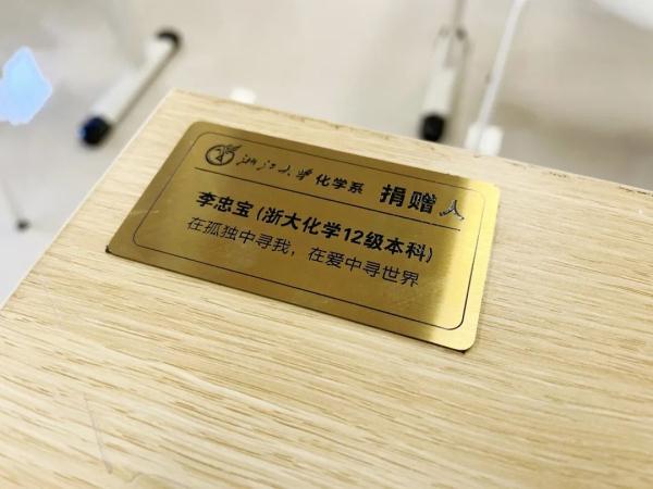 学长学姐的寄语被钉在课桌上！网友：“看完被狠狠的戳到了……”