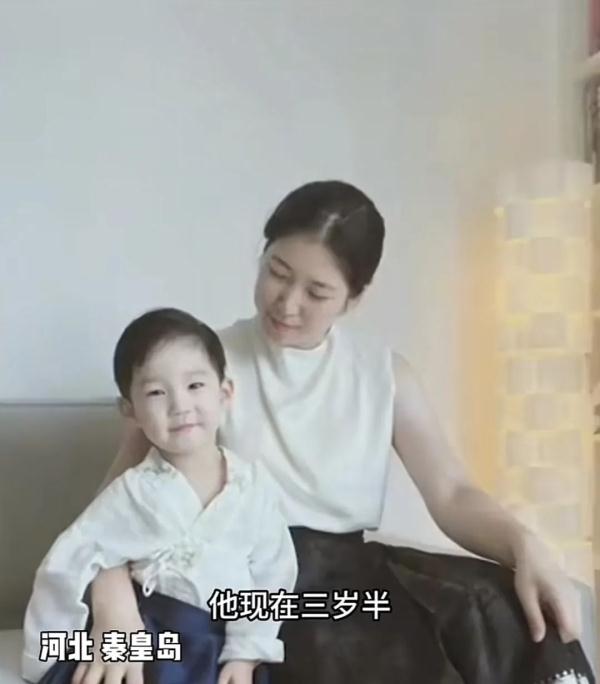 床单变古装，妈妈给儿子拍出国风大片！