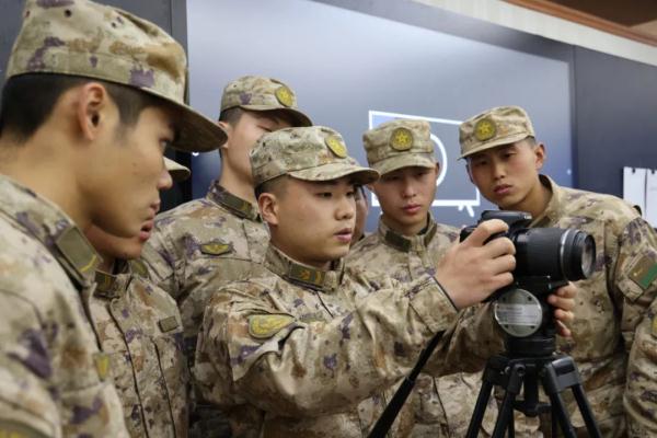 “兵记者”，体能特三级！