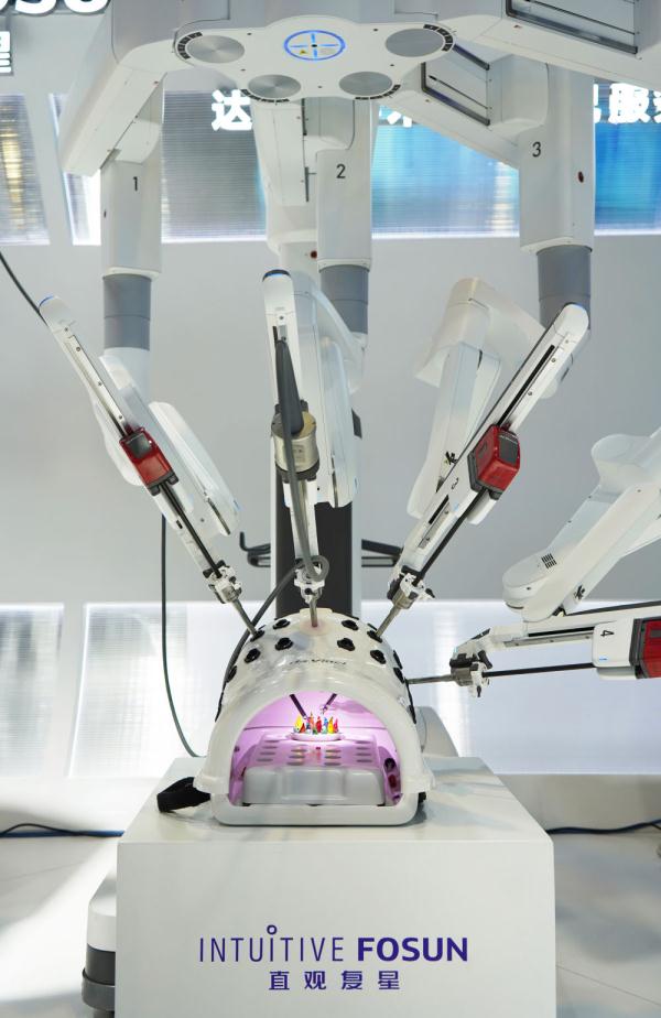 VR看进博好物：国产达芬奇手术机器人