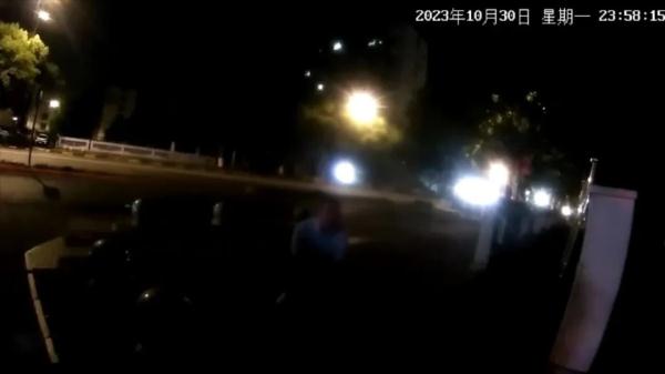 超市接到“白酒+安眠药”外卖订单，老板娘果断报警！
