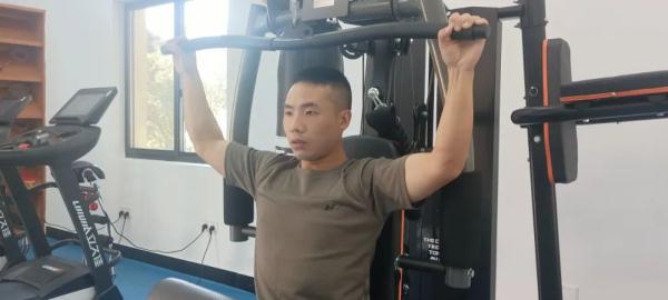 “兵记者”，体能特三级！