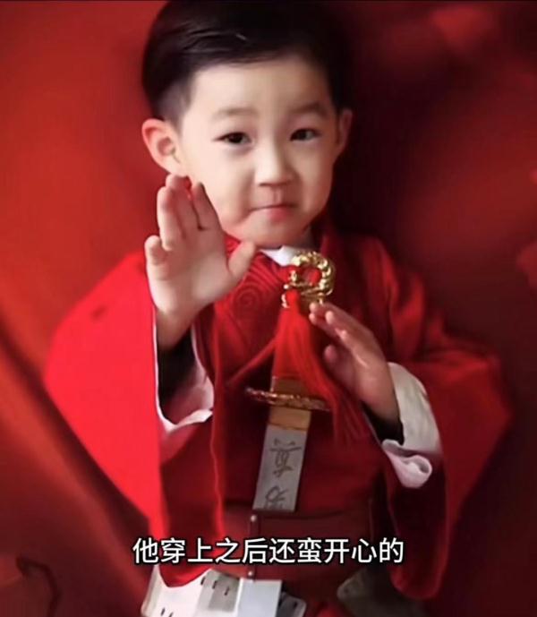 床单变古装，妈妈给儿子拍出国风大片！