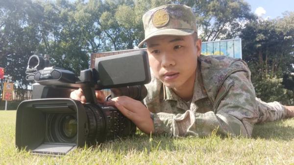 “兵记者”，体能特三级！