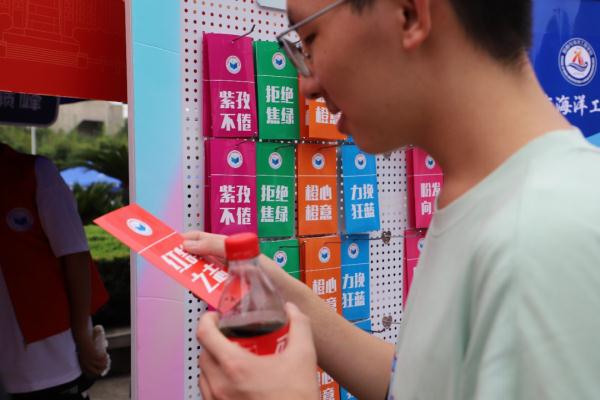 学长学姐的寄语被钉在课桌上！网友：“看完被狠狠的戳到了……”