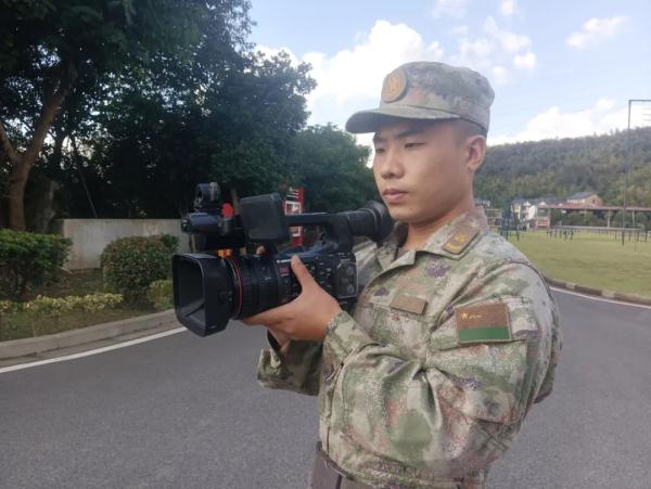 “兵记者”，体能特三级！