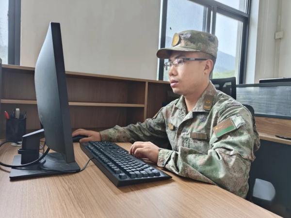 “兵记者”，体能特三级！