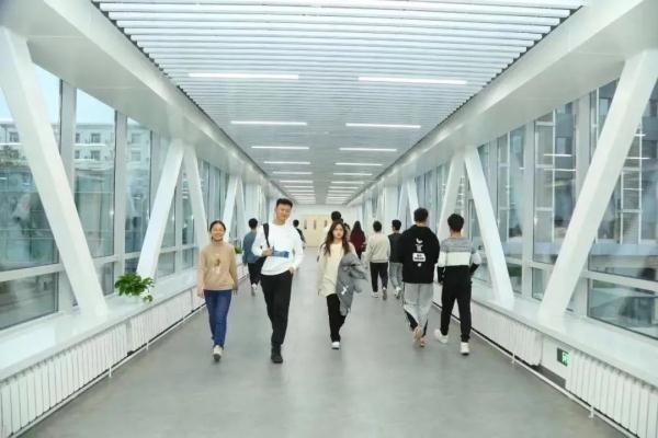 火了!大雪天冰城这所高校学生穿着单衣去上课!那比暖气更“霸道”的是…… 火了!大雪天冰城这所高校学生穿着单衣去上课!那比暖气更“霸道”的是……