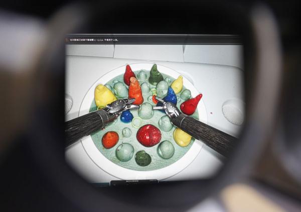 VR看进博好物：国产达芬奇手术机器人