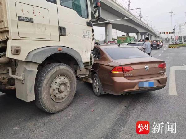 搅拌车马路上随意变道，撞上正常行驶小轿车担全责