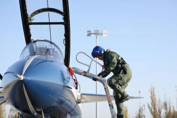 首次采用自主编队完成出国飞行 空军八一飞行表演队将亮相阿联酋 首次采用自主编队完成出国飞行 空军八一飞行表演队将亮相阿联酋