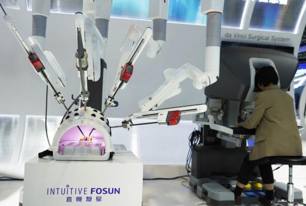 VR看进博好物：国产达芬奇手术机器人