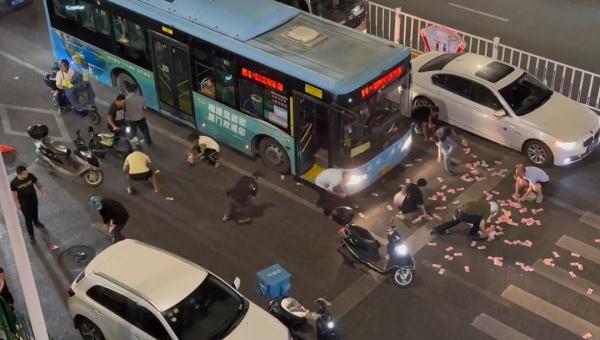 许多人在大街上捡钱！警方：正在调查中