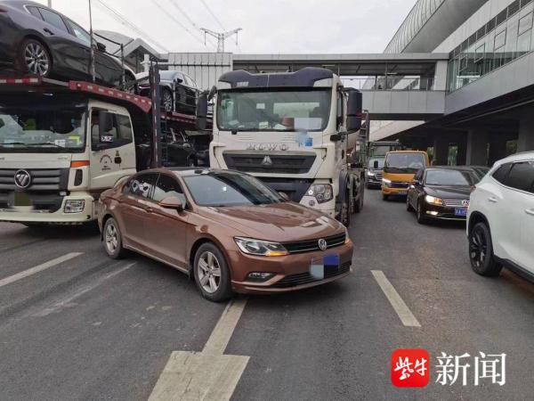 搅拌车马路上随意变道，撞上正常行驶小轿车担全责