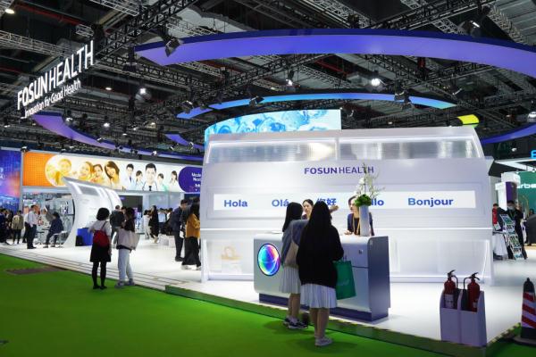 VR看进博好物：国产达芬奇手术机器人