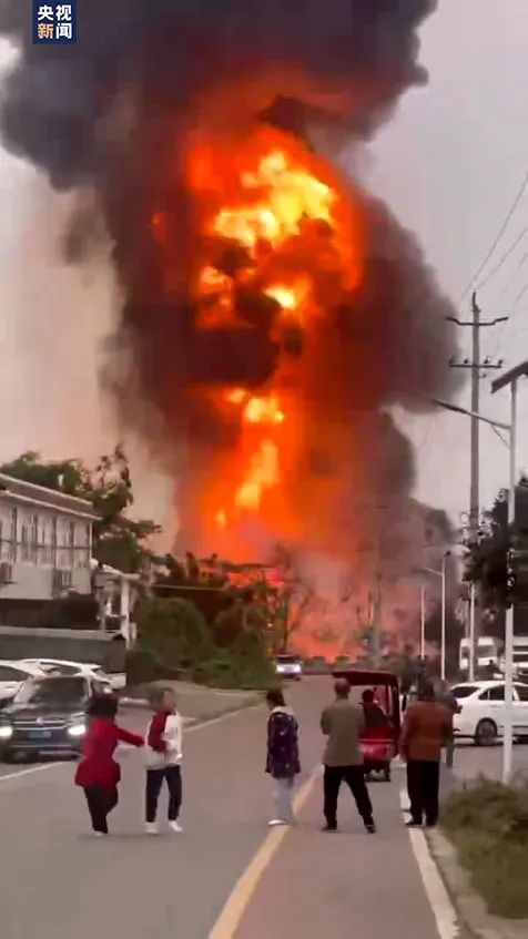 一油罐车爆炸引燃两货车，最新情况