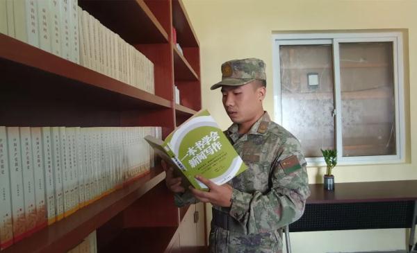 “兵记者”，体能特三级！
