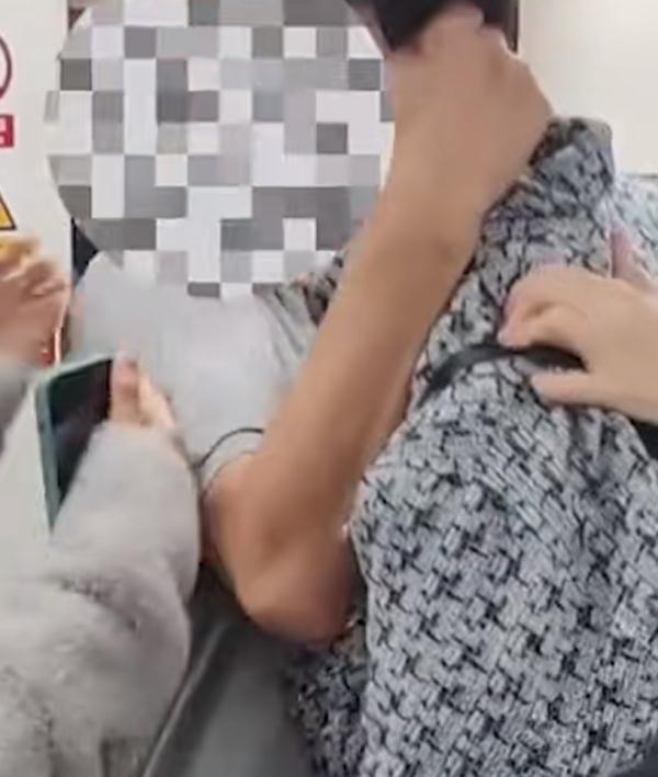 上海地铁一男子欲强占座位,小伙出面解围遭掐脖威胁!警方回应→ 上海地铁一男子欲强占座位,小伙出面解围遭掐脖威胁!警方回应→