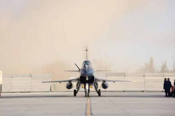 首次采用自主编队完成出国飞行 空军八一飞行表演队将亮相阿联酋 首次采用自主编队完成出国飞行 空军八一飞行表演队将亮相阿联酋