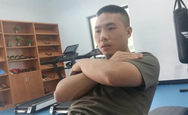 “兵记者”，体能特三级！
