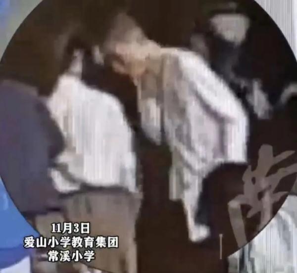 小学生被糖噎住,老师一招挽回孩子生命 小学生被糖噎住,老师一招挽回孩子生命