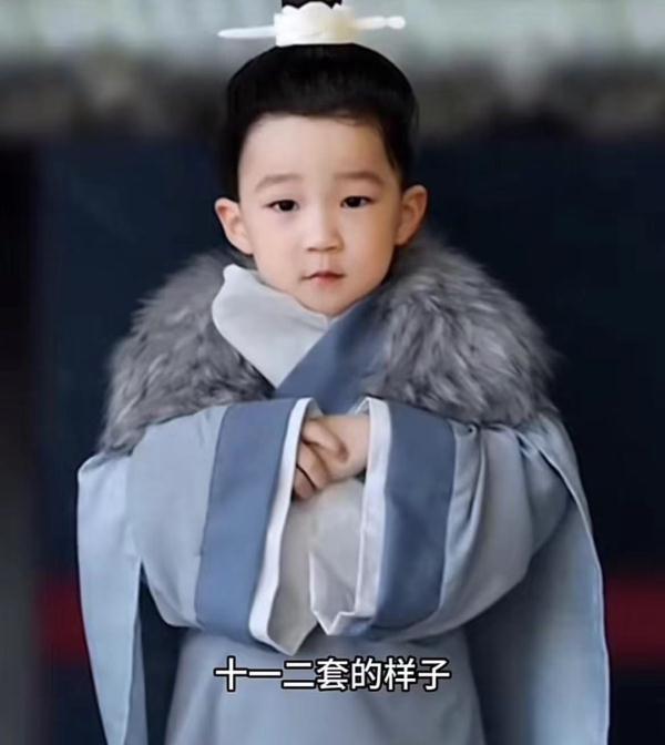 床单变古装，妈妈给儿子拍出国风大片！