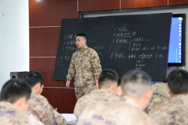 “兵记者”，体能特三级！