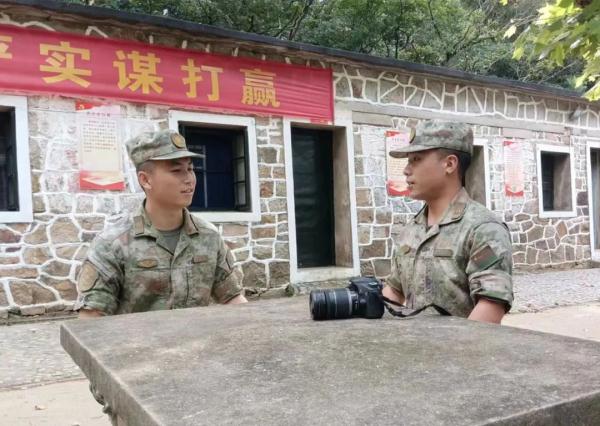 “兵记者”，体能特三级！