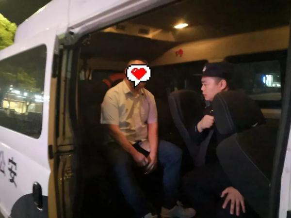 超市接到“白酒+安眠药”外卖订单，老板娘果断报警！