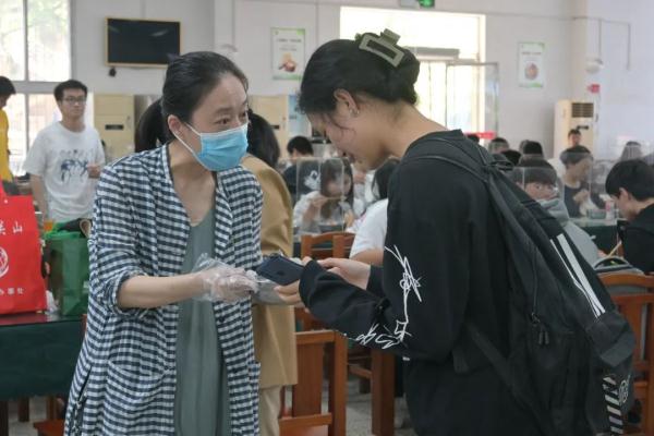 “我想吃新鲜的枇杷！”“完全可以！学校帮你摘下来！”