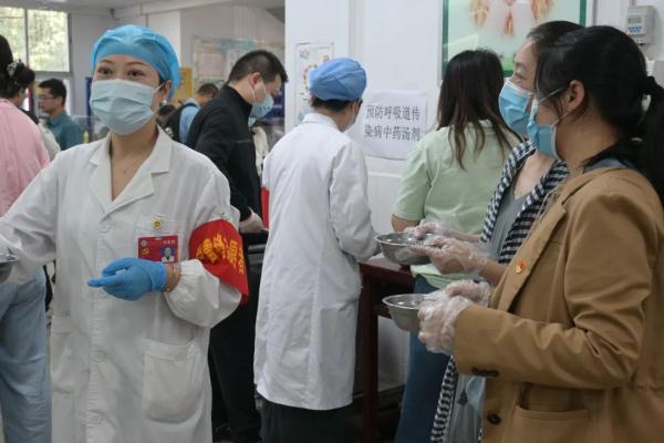 “我想吃新鲜的枇杷！”“完全可以！学校帮你摘下来！”