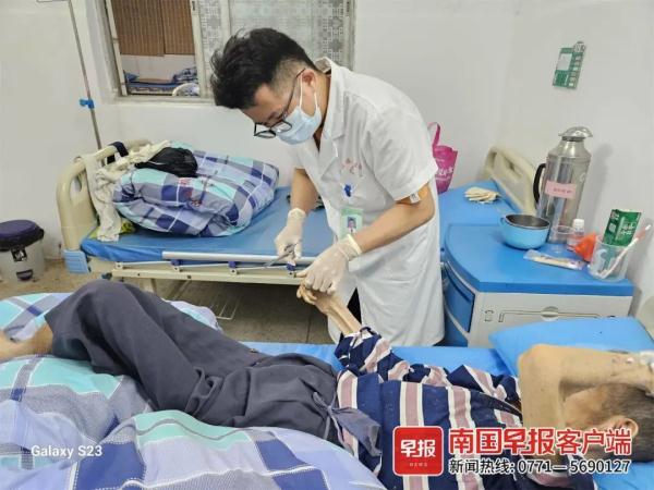 点赞！广西一医生为老人剪指甲，获5000元奖金！