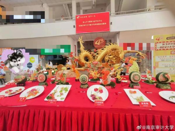“我想吃新鲜的枇杷！”“完全可以！学校帮你摘下来！”