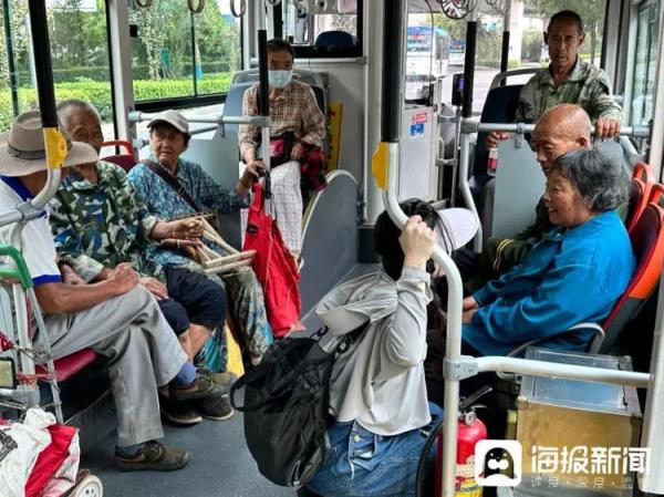 这可能是天花板级别的公交车!从市区开到大山,他们叫自己“老百姓的私家车” 这可能是天花板级别的公交车!从市区开到大山,他们叫自己“老百姓的私家车”