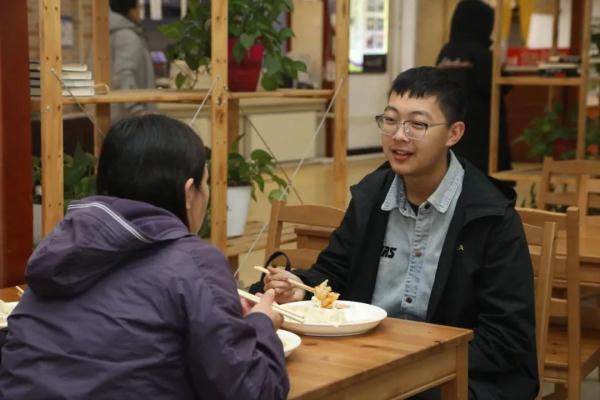 “我想吃新鲜的枇杷！”“完全可以！学校帮你摘下来！”