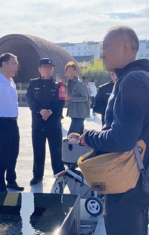 女子带宠物狗进博物馆被拒:狗15岁了,无论如何要进去看一眼! 女子带宠物狗进博物馆被拒:狗15岁了,无论如何要进去看一眼!