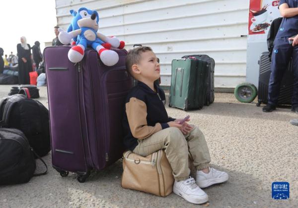 部分外国护照持有者被允许经拉法口岸离开加沙 部分外国护照持有者被允许经拉法口岸离开加沙