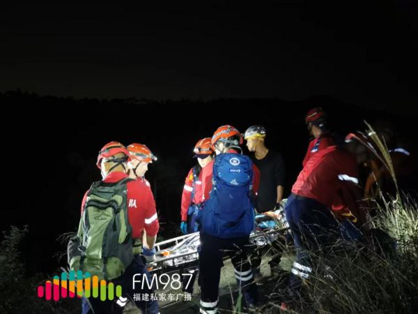 福州3女生被困墓地！天又黑了……