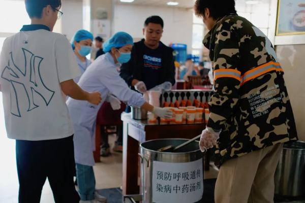 “我想吃新鲜的枇杷！”“完全可以！学校帮你摘下来！”