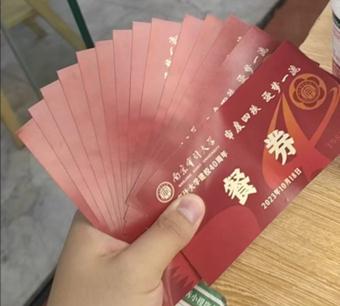 “我想吃新鲜的枇杷！”“完全可以！学校帮你摘下来！”