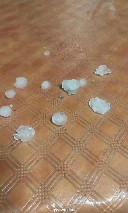 长沙宁乡多地突降冰雹，最大直径达3至5厘米