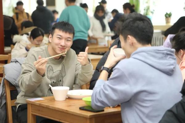“我想吃新鲜的枇杷！”“完全可以！学校帮你摘下来！”