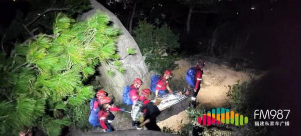 福州3女生被困墓地！天又黑了……