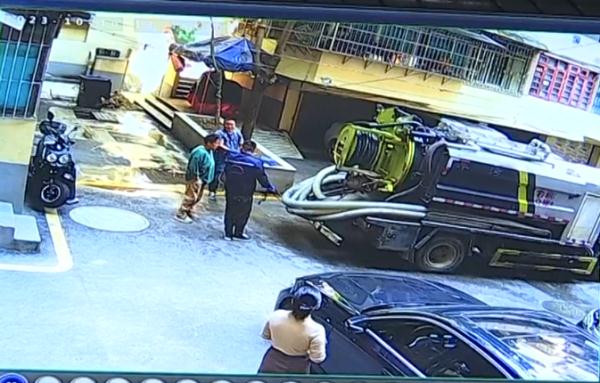 气炸！小区化粪池刚清理又堵了，一查监控竟是这些人