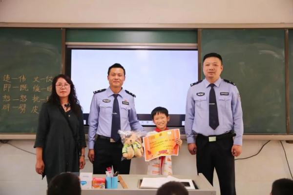 9岁小朋友“捡到”2岁小朋友！网友：这个后续太有爱啦！