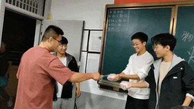 阜阳李老师，真火了！