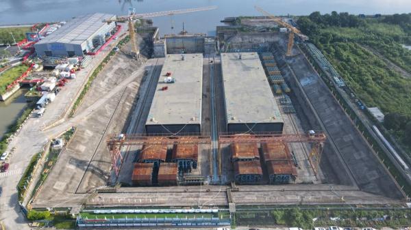 巨型内河沉管隧道在广州浮运出坞 巨型内河沉管隧道在广州浮运出坞