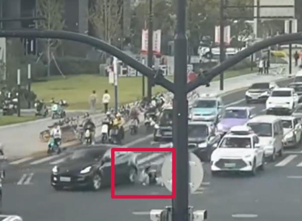 男子骑车闯红灯被判全责，当街耍无赖！交警：男人敢作敢当