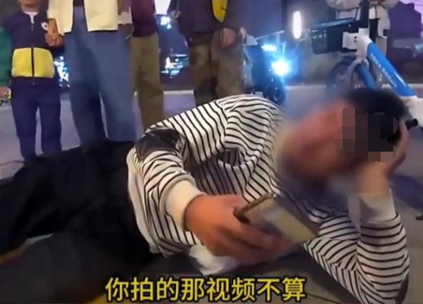 男子骑车闯红灯被判全责，当街耍无赖！交警：男人敢作敢当