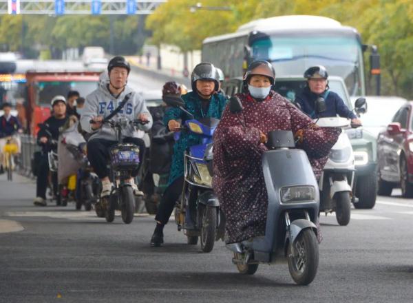 上海气温跳水！多条公交、轮渡停运，大风蓝色预警维持，双休日更冷，下周最低仅7℃